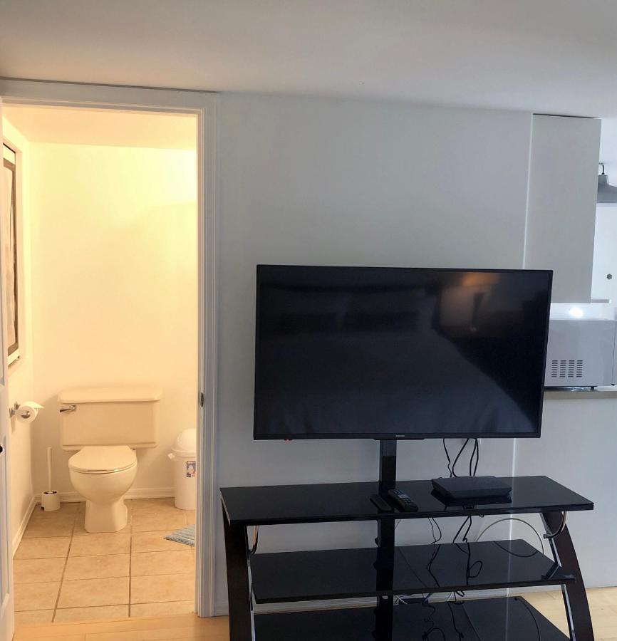 One Bedroom Suite Near Hillside Mall Oak Bay Exterior foto
