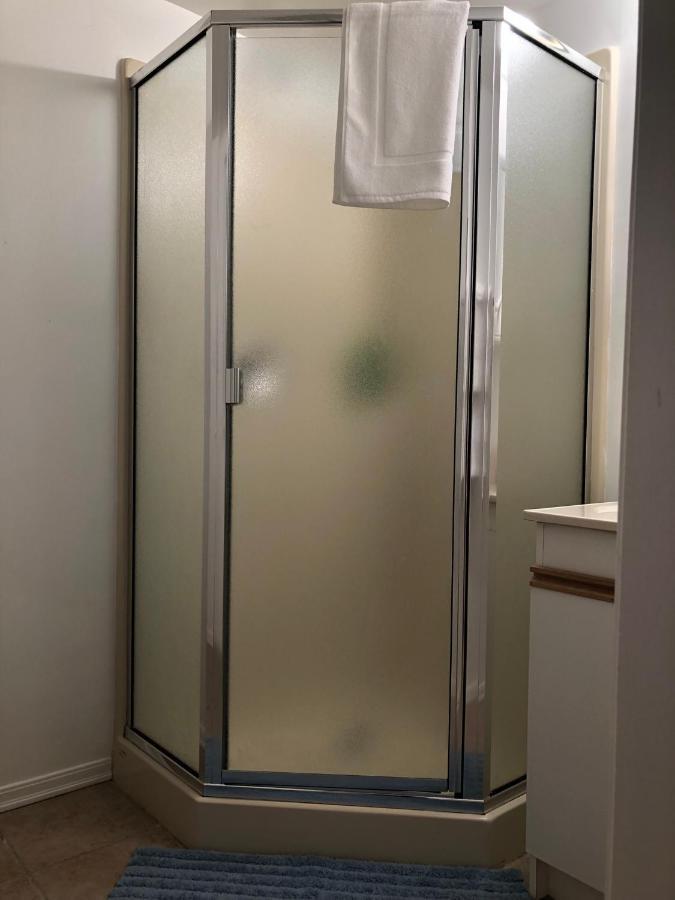 One Bedroom Suite Near Hillside Mall Oak Bay Exterior foto